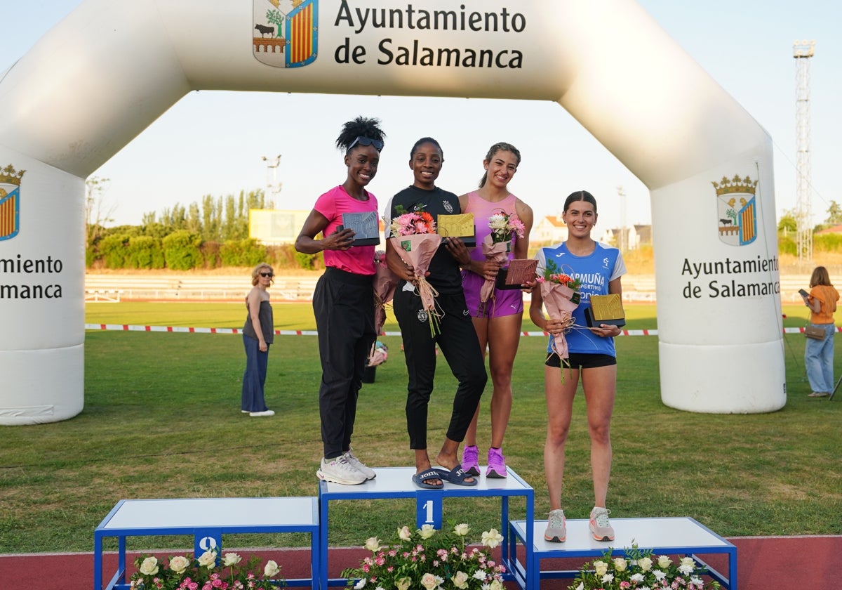 Lorene Bazolo, en el podio junto a Nicole Caicedo, Lucía Carrillo y Lidia Vicente.