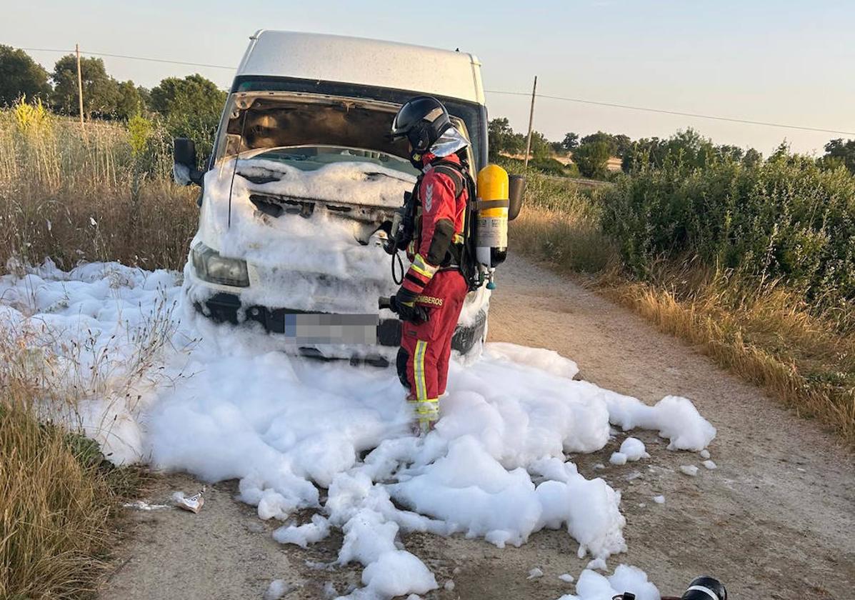 Los bomberos apagan un fuego en un vehículo en Lumbrales
