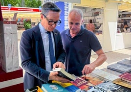 Juan Manuel Corchado visita la Feria del Libro de Madrid.