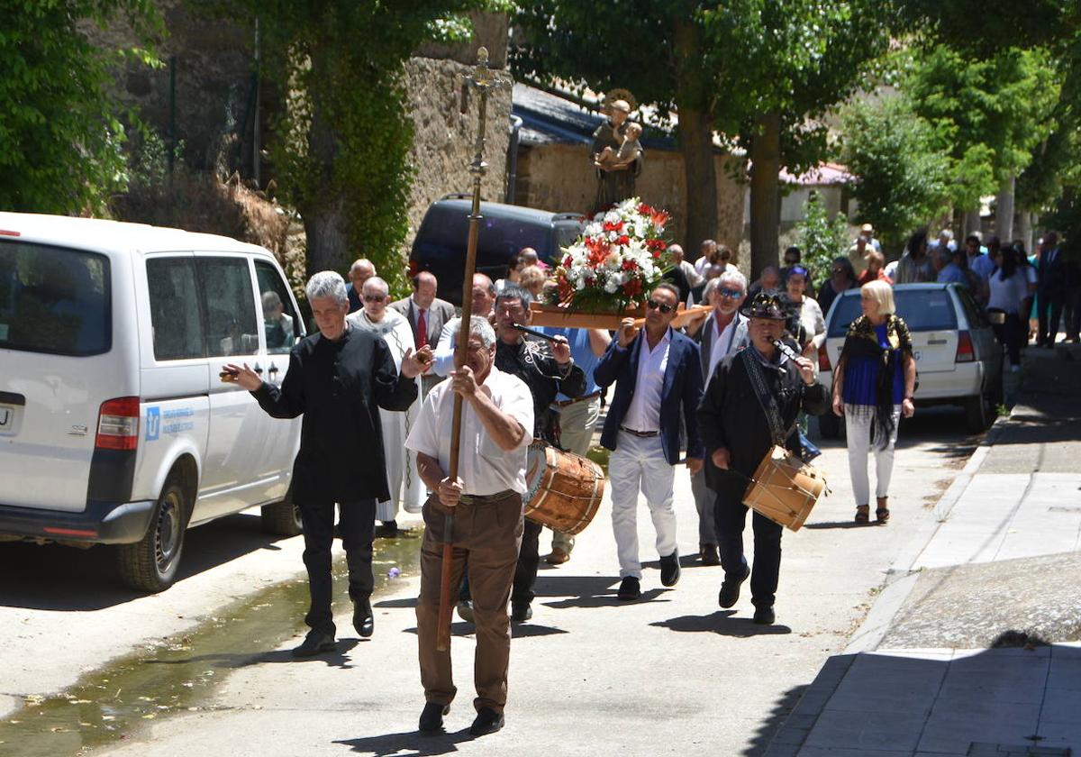 Procesión en honor a San Antonio por las calles de la localidad de Beleña.