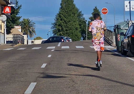 Un joven usando un patinete eléctrico en Ciudad Rodrigo