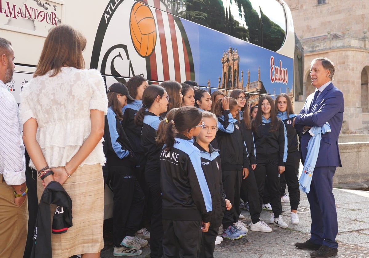 Carlos García Carbayo charlando con las jugadoras del Atlético Femenino Ciudad de Salamanca junto a su autobús.