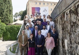 El concejal de Cultura, Ángel Fernández Silva, y el alcalde, Carlos García Carbayo, este miércoles junto a una representación de artistas que participarán en la programación.
