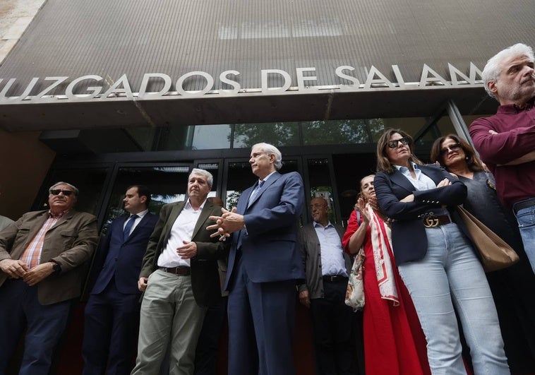 Concentración de jueces y fiscales, a las puertas de los juzgados de Colón.