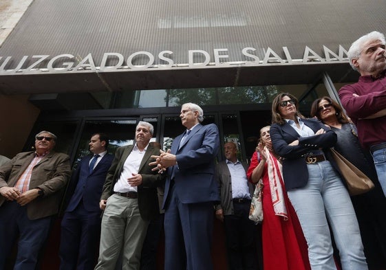 Concentración de jueces y fiscales, a las puertas de los juzgados de Colón.