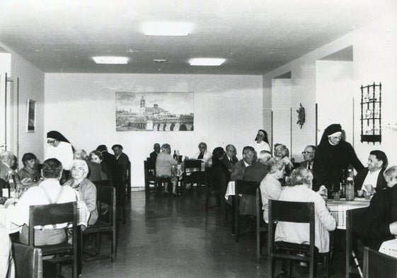 Atención de las Hermanitas de los Pobres en los años 80.
