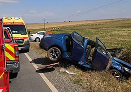 Imagen del vehículo volcado.