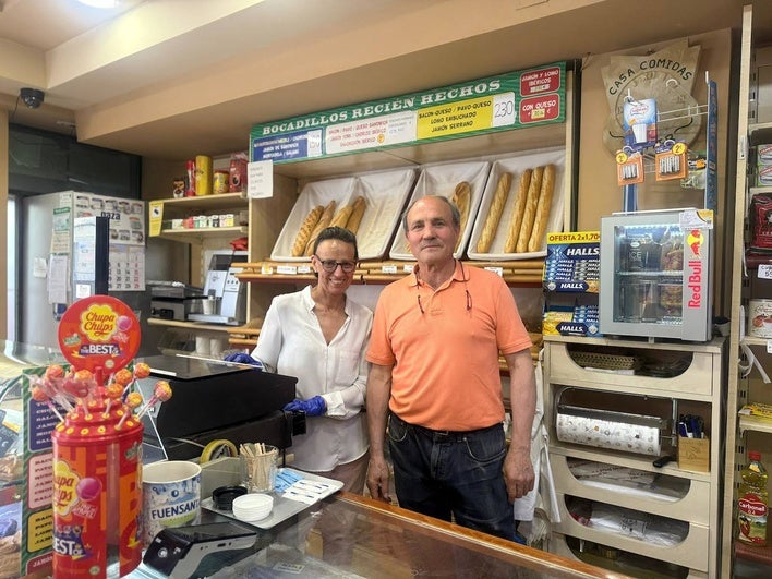 Martina y Ángel posan tras el mostrador de su tienda.