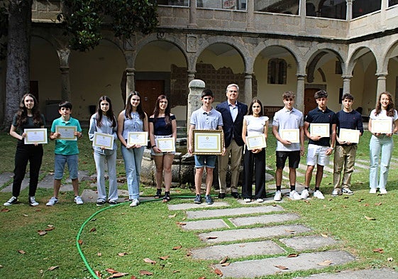 El ganador, en el centro, junto con el presidente rotario bejarano y el resto de finalistas.
