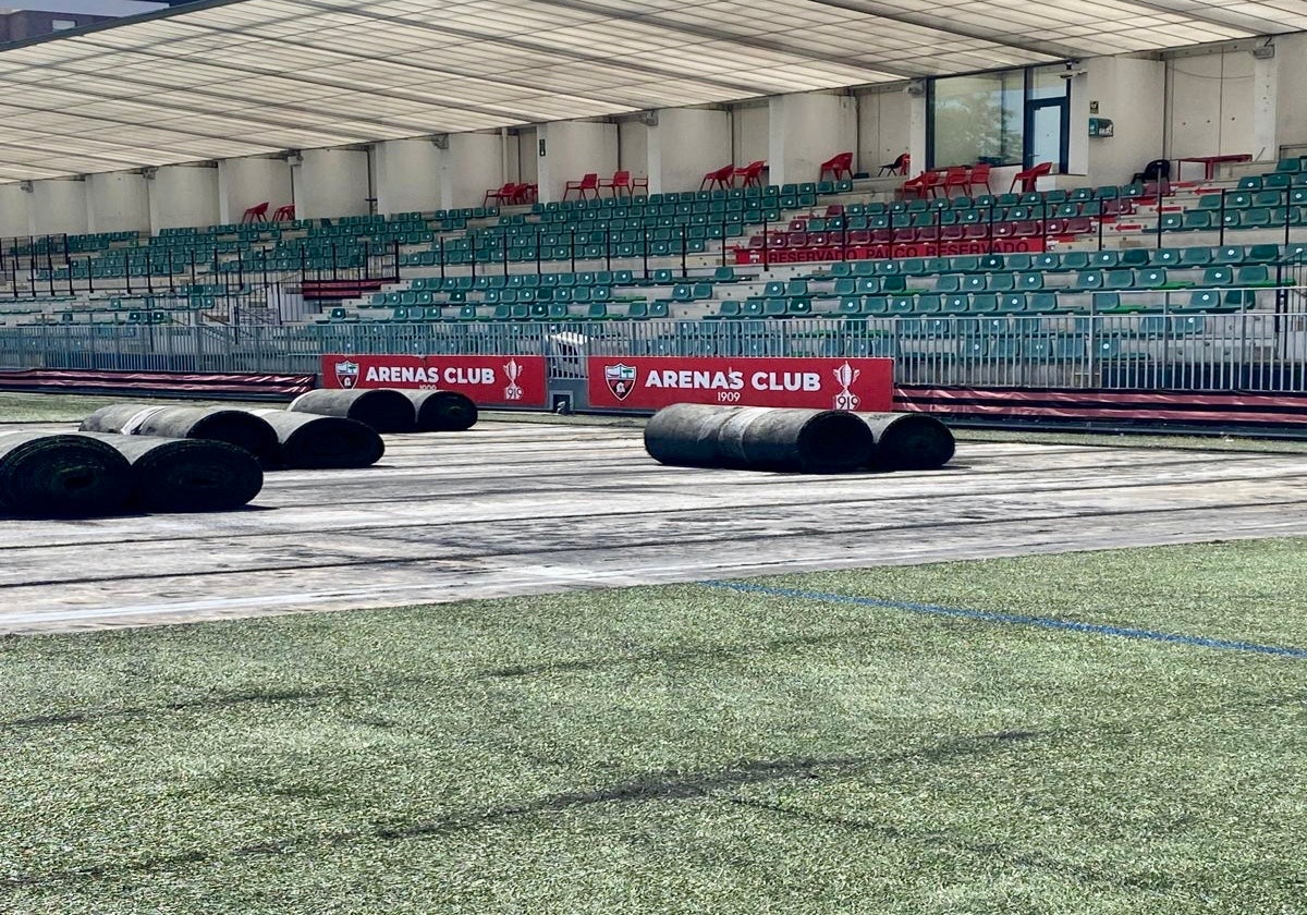 Tepes sobre el recinto de juego de Gobela en el último cambio del césped artificial llevado a cabo en el campo del Arenas.
