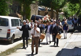 Procesión en honor a San Antonio por las calles de la localidad de Beleña.