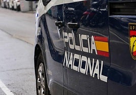 Un coche de la Policía Nacional, circulando por Salamanca.