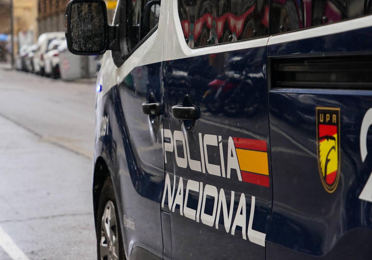 Un coche de la Policía Nacional, circulando por Salamanca.