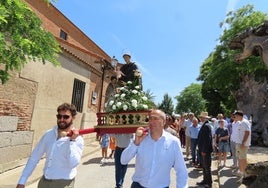 Procesión con San Antonio en Nava de Sotrobal.