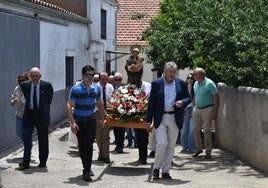 Los vecinos de Beleña durante la procesión.