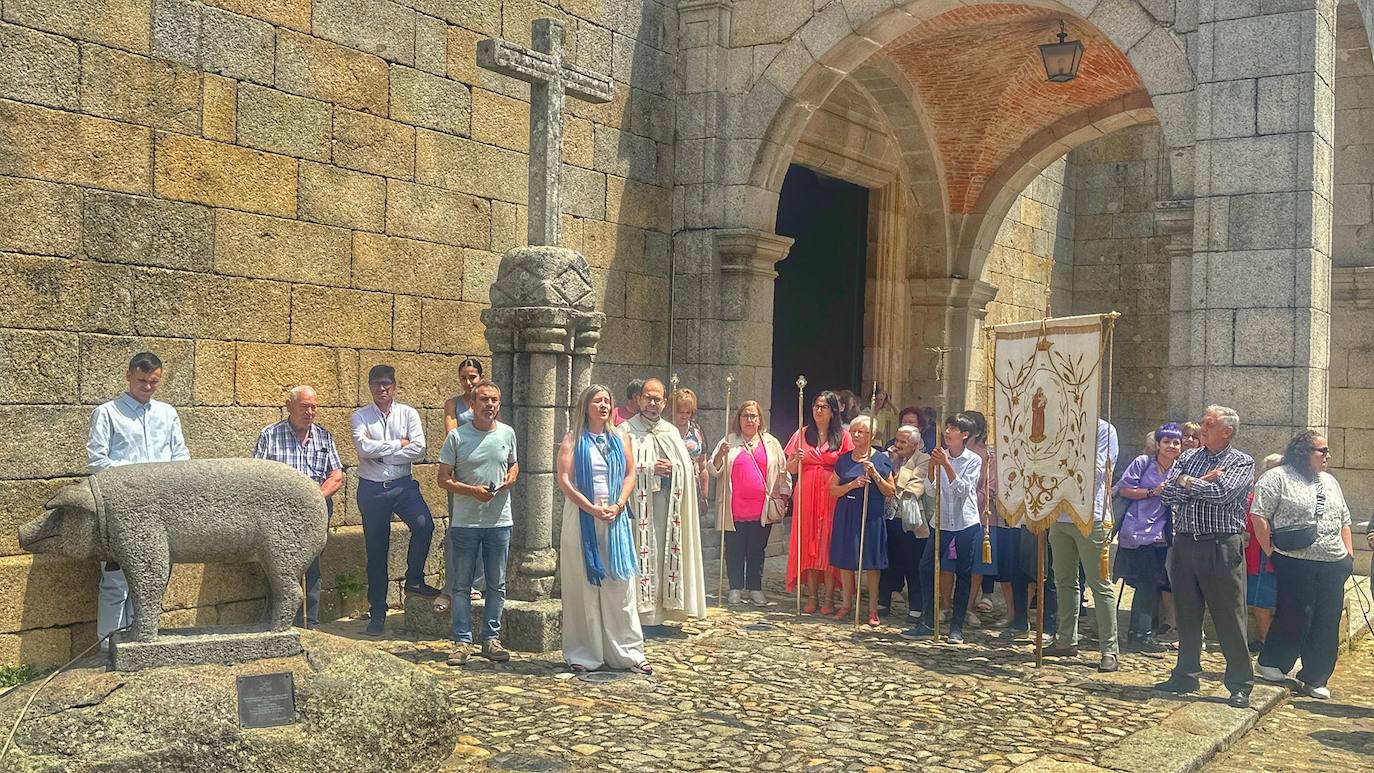 La Alberca bendice a su marrano de San Antón que no será rifado por primera vez