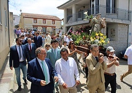 Los vecinos acompañaron a San Antonio durante la procesión.