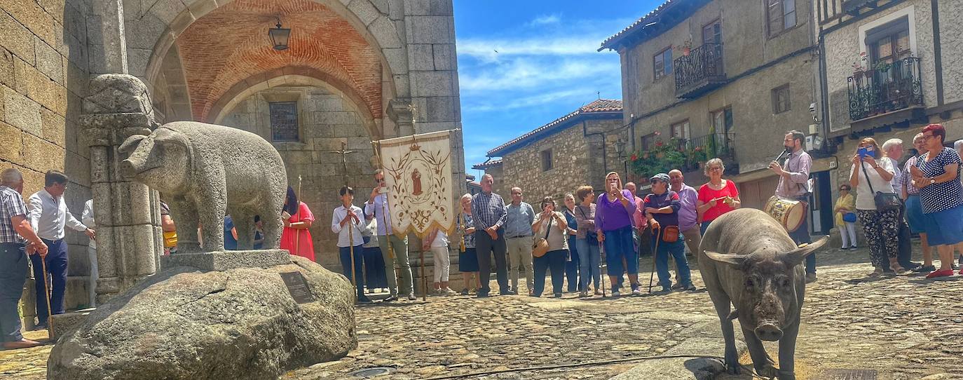 La Alberca bendice a su marrano de San Antón que no será rifado por primera vez