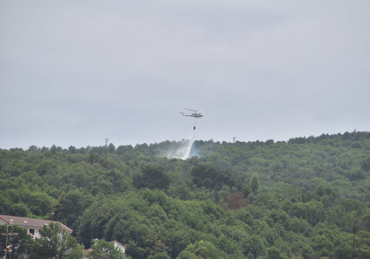 Un helicóptero interviene en otro incendio.