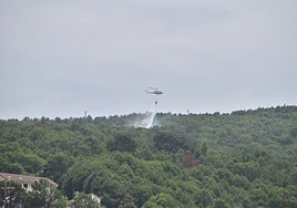 Un helicóptero interviene en otro incendio.