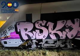 Imagen de un vagón de tren con pintadas.