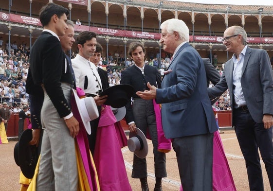 'El Viti' devuelve los sombreros a los toreros actuantes en La Glorieta.