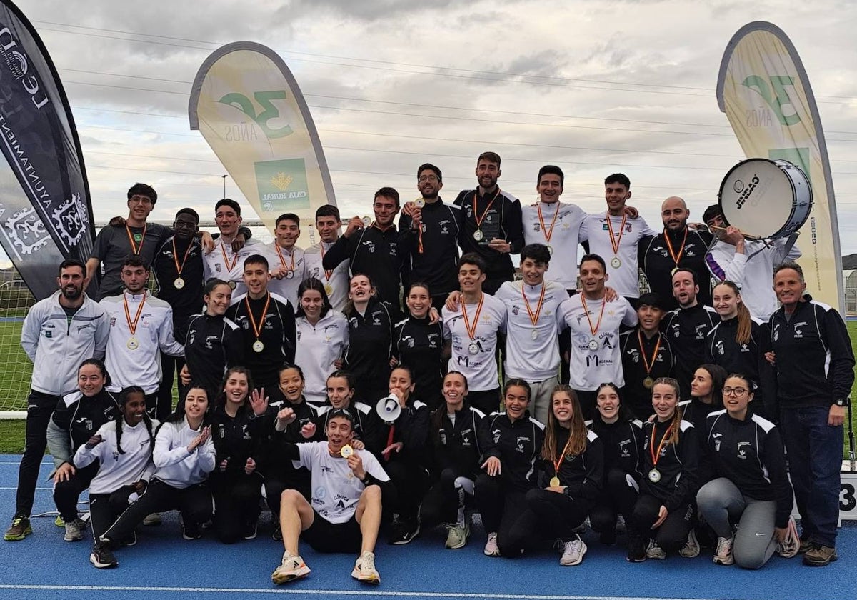 El equipo masculino del Atlético Salamanca, junto al femenino en el Campeonato de Castilla y León.