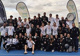 El equipo masculino del Atlético Salamanca, junto al femenino en el Campeonato de Castilla y León.