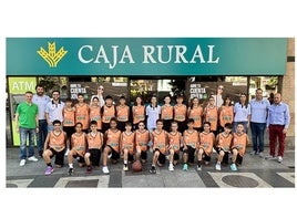 Carlos Marino, Director Comercial y Vicente Jaén, Dirección de Negocio y Marketing de Caja Rural de Salamanca junto a los equipos en la presentación de las selecciones de Salamanca.