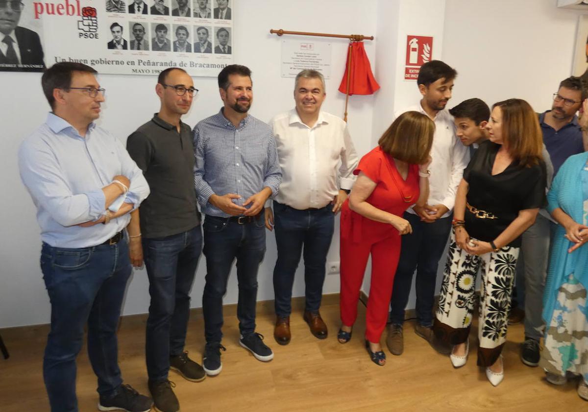 El hasta ahora secretario de Organización del PSOE, rodeado de cargos públicos socialistas.
