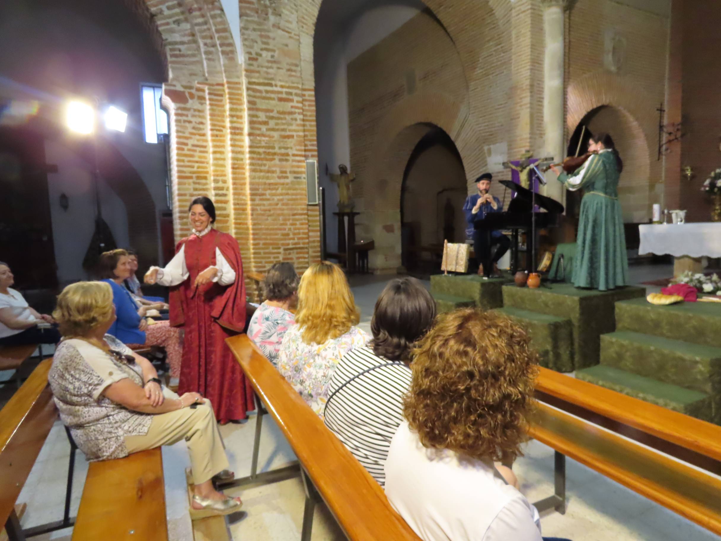 ‘Arcos y Ecos’ llena de vida escénica el templo mudéjar de Paradinas
