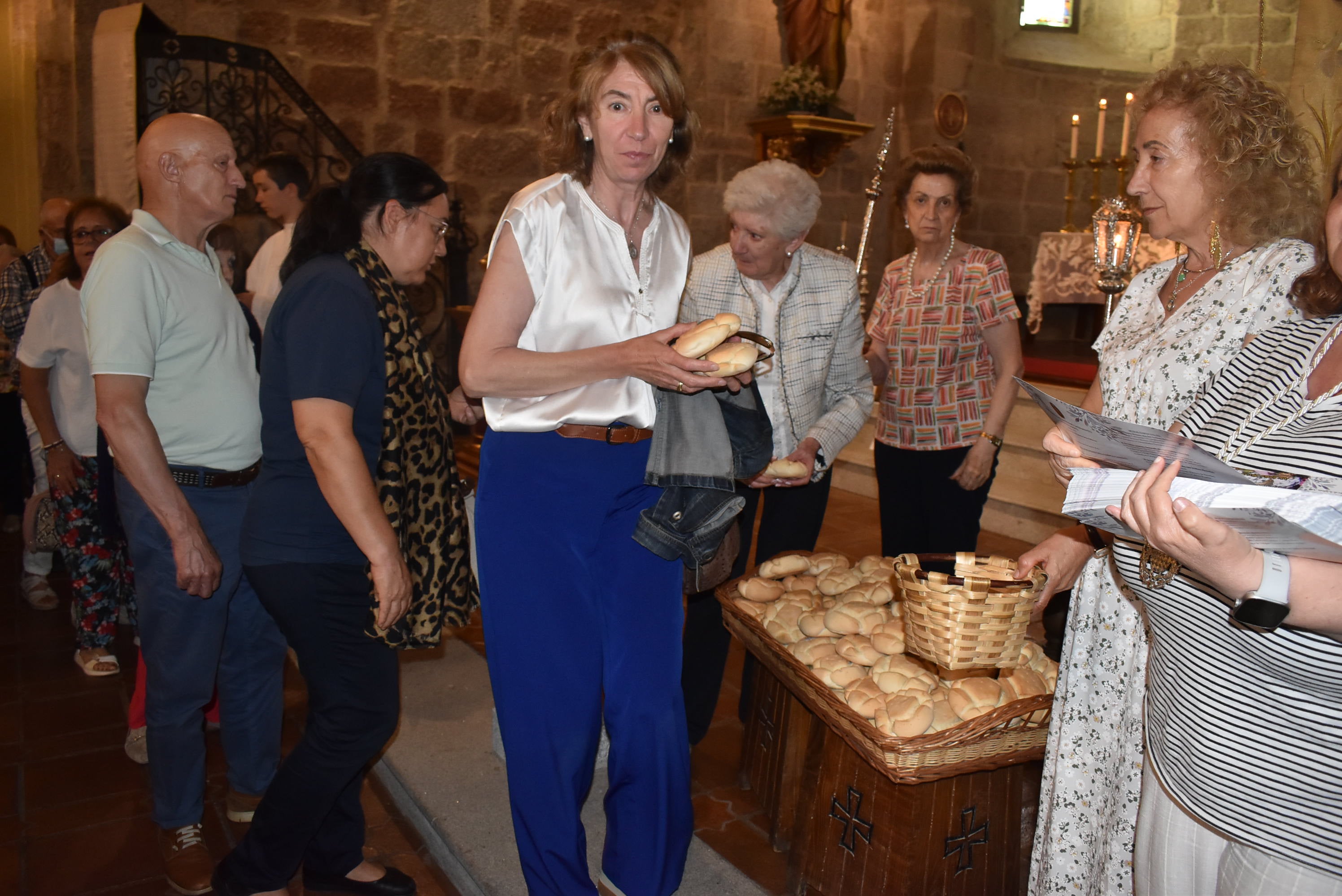 Fieles a San Antonio en una fiesta con reparto de panes en Béjar