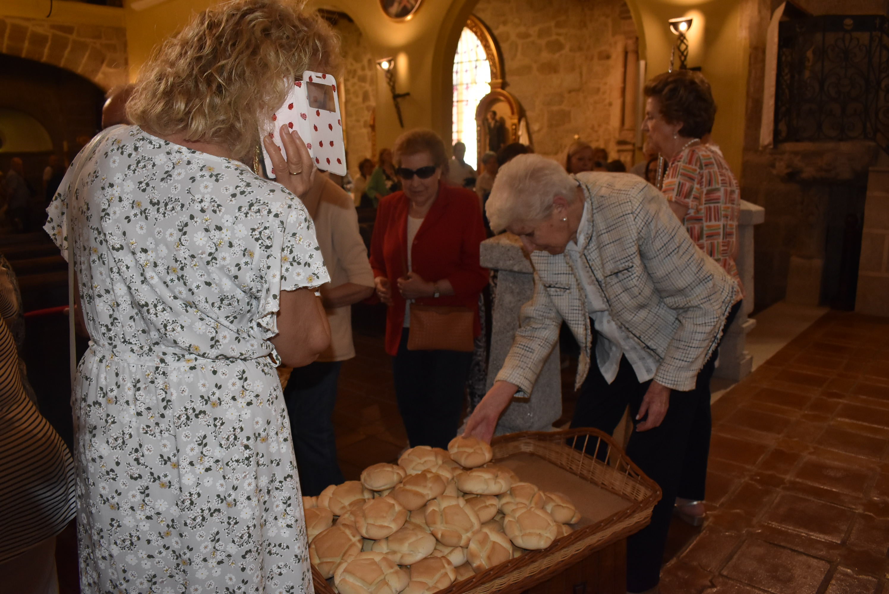 Fieles a San Antonio en una fiesta con reparto de panes en Béjar