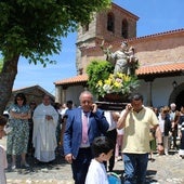 Salida del santo de la iglesia para celebrar la procesión.