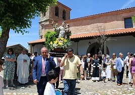 Salida del santo de la iglesia para celebrar la procesión.
