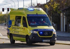 Una ambulancia del SACYL en carretera.