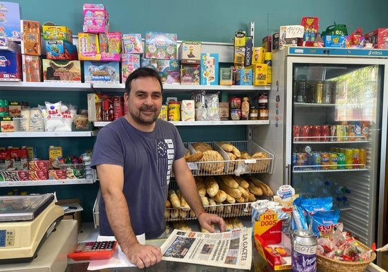 David Martín en el quiosco de Puente Ladrillo.