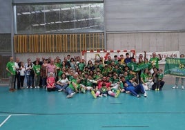 Los aficionados del Albense, junto al equipo, celebran el triunfo en la primera ronda del playoff de ascenso a 2ª División en Pontevedra.