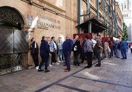 Aficionados de Unionistas haciendo cola en la Rúa para renovar su carné en la anterior campaña de socios.