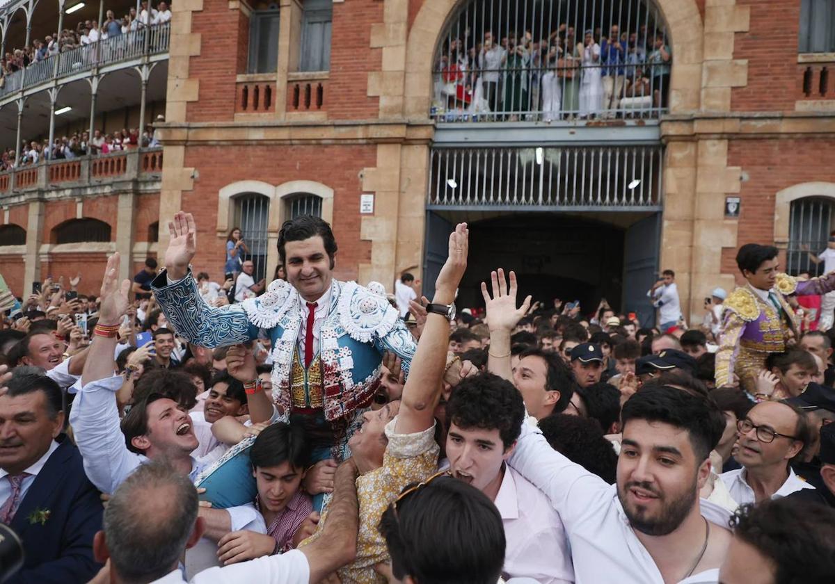 Así ha sido la apoteósica salida a hombros en La Glorieta