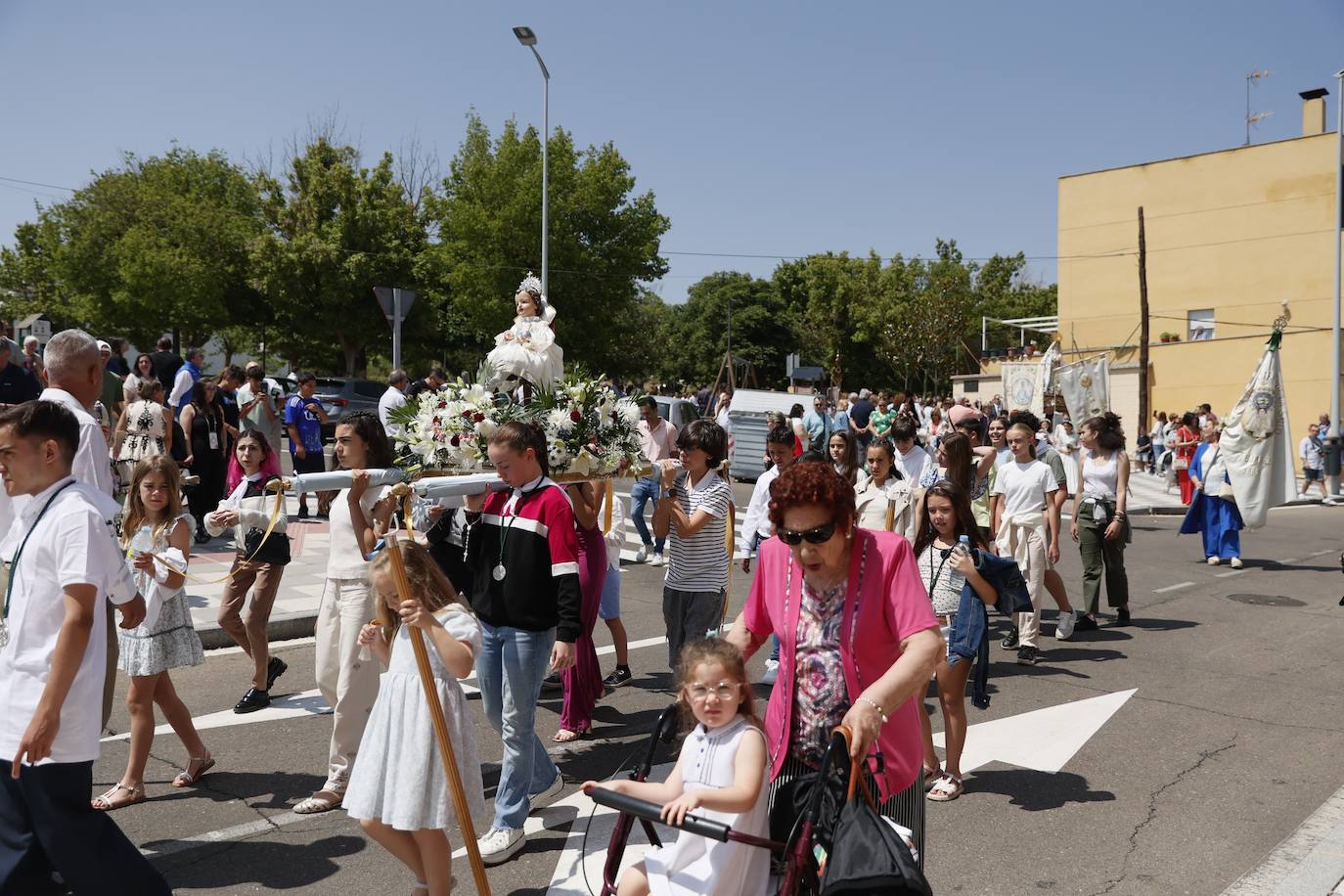 Tejares rinde homenaje a su virgen