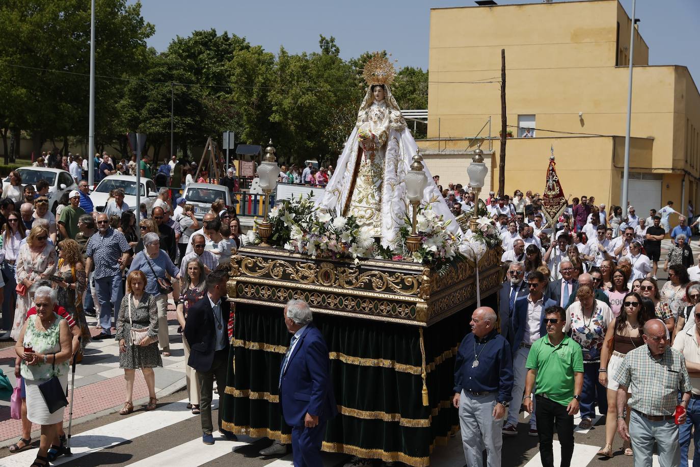 Tejares rinde homenaje a su virgen
