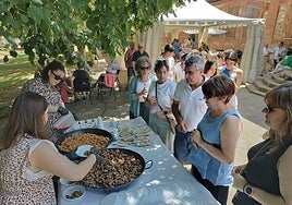 Momento del reparto de productos chacineros en el parque municipal de Candelario.