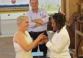 Yolanda Lunas y Ana Milena se intercambian las alianzas frente a Benjamín Madrid, alcalde de Macotera.