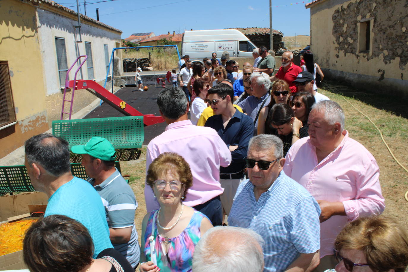 Los vecinos de La Tala disfrutan de la comida de las fiestas