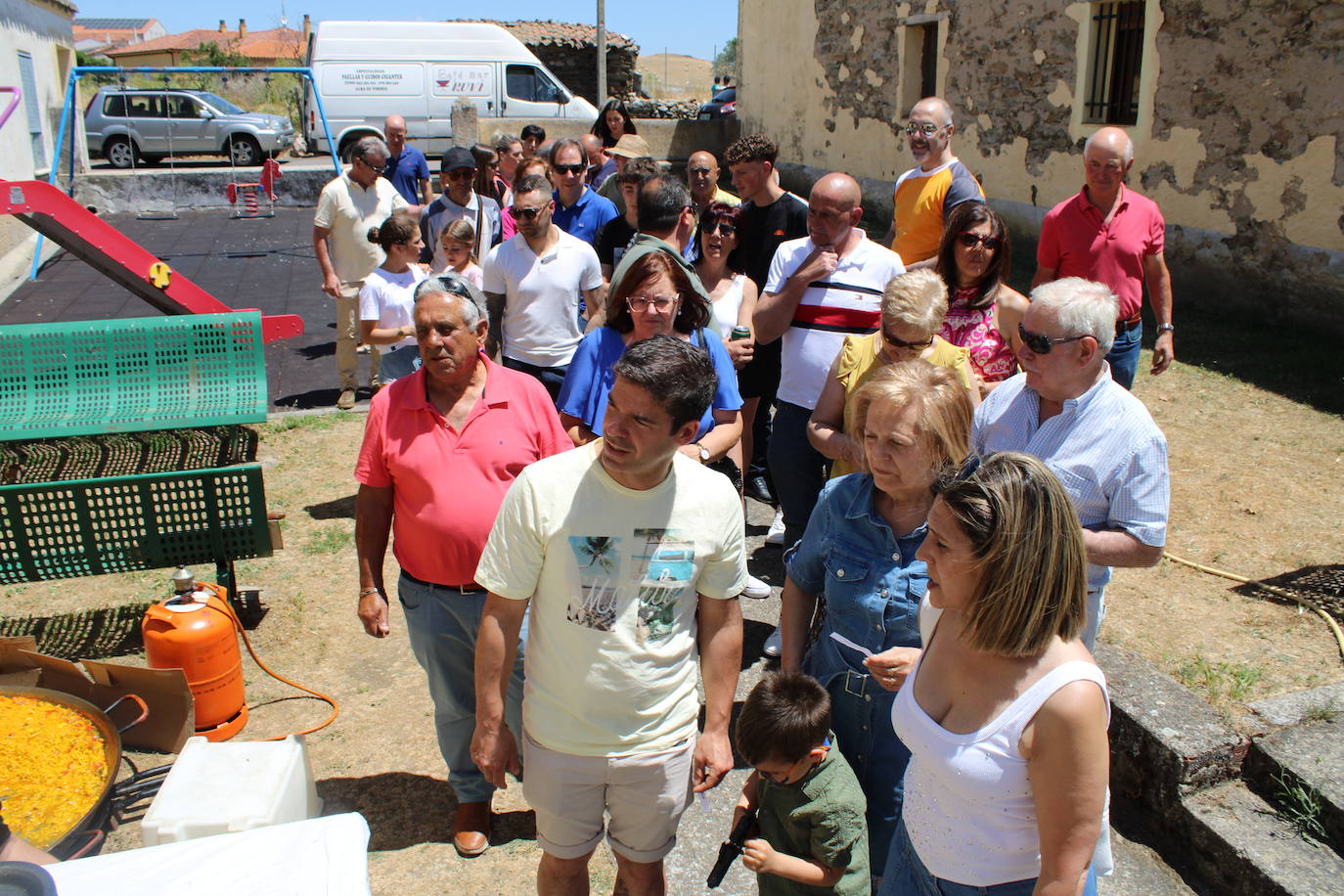 Los vecinos de La Tala disfrutan de la comida de las fiestas
