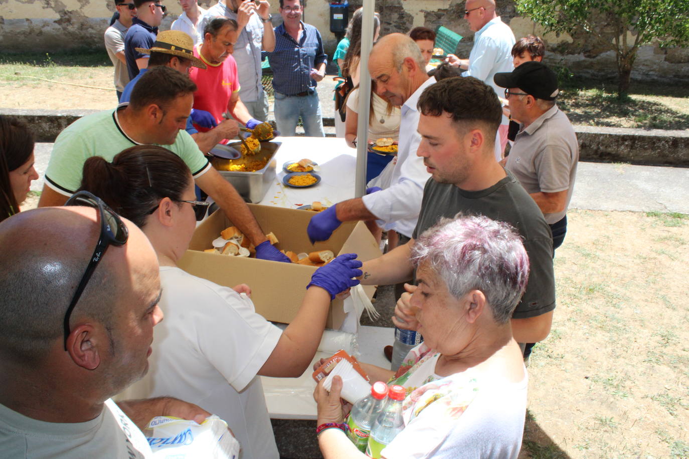 Los vecinos de La Tala disfrutan de la comida de las fiestas