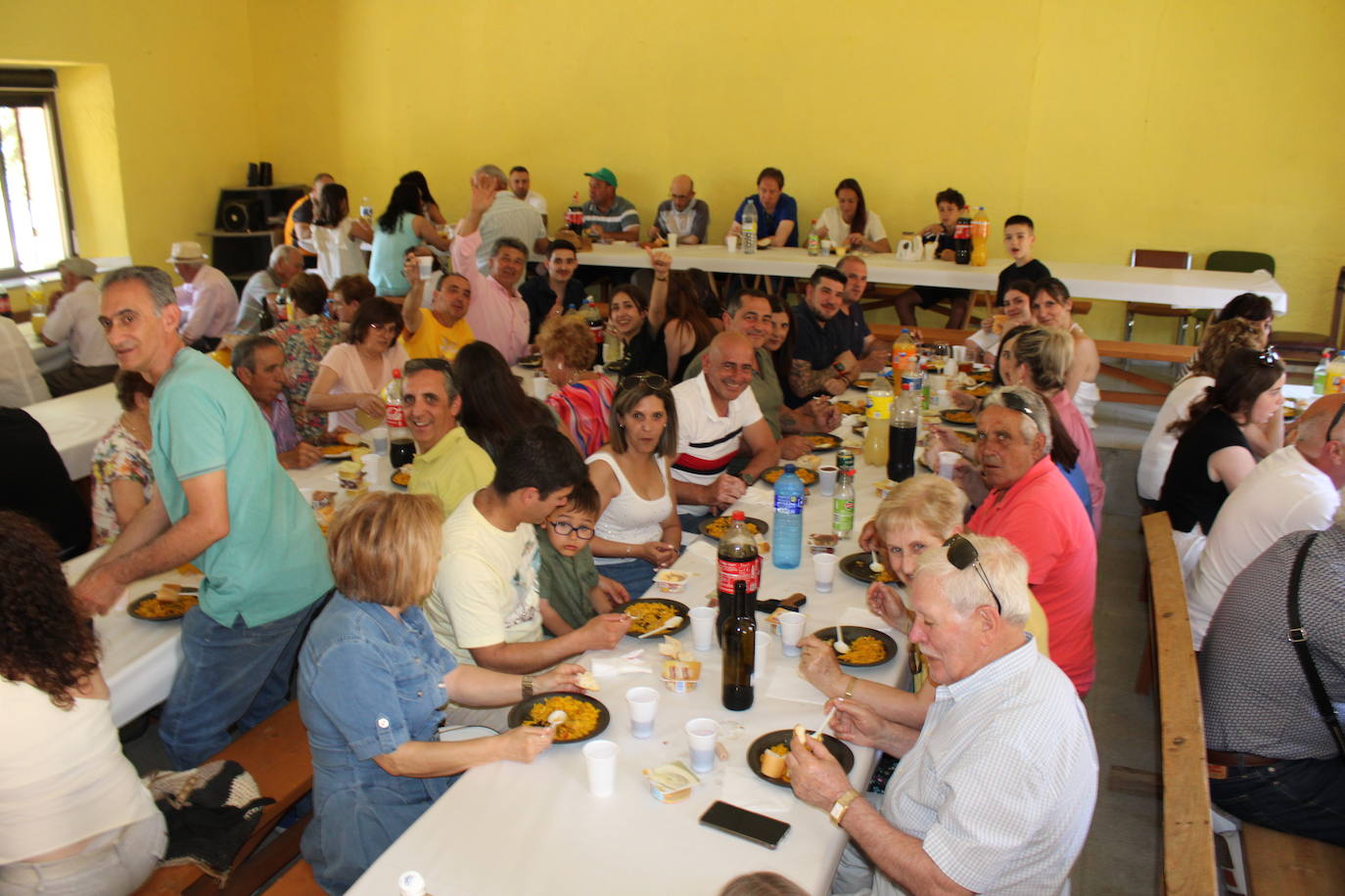 Los vecinos de La Tala disfrutan de la comida de las fiestas