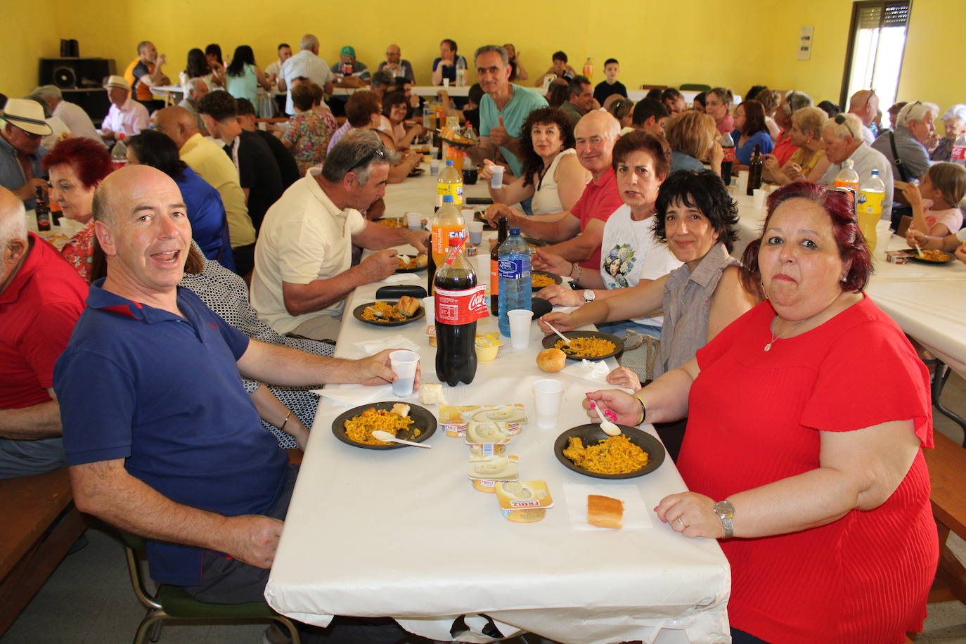 Los vecinos de La Tala disfrutan de la comida de las fiestas