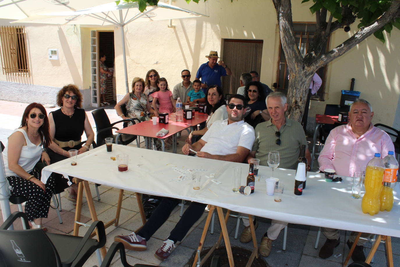 Los vecinos de La Tala disfrutan de la comida de las fiestas